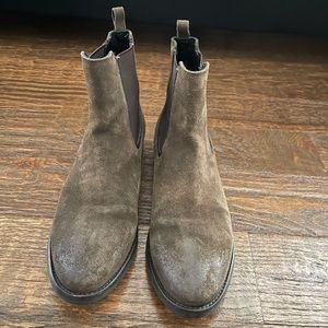 Women’s boots size 8